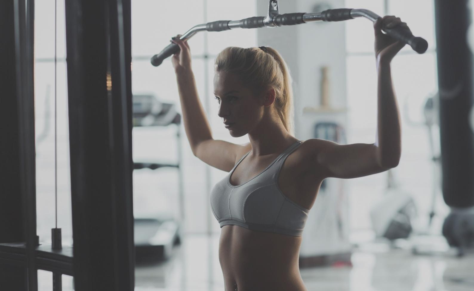 Тренировочный процесс в зале кроссфита